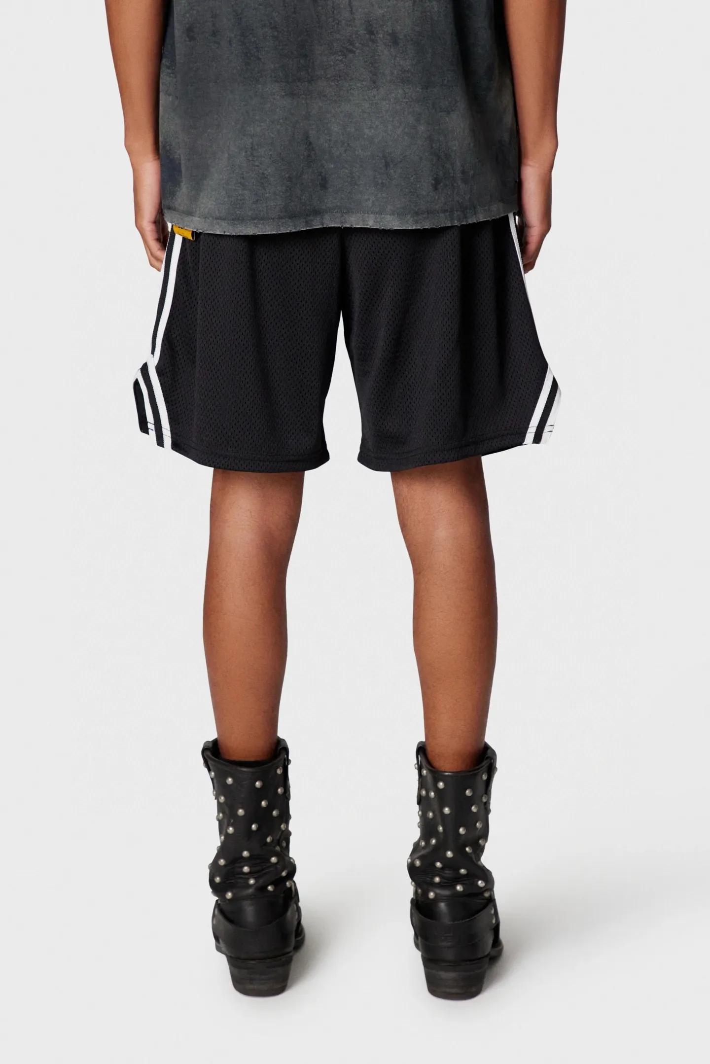 GALLERY DEPT. VENICE COURT SHORTS English mesh shorts Logo webbing wide-leg basketball shorts Black and white S-XL Original molding Loose wide-leg version American boys' first choice Breathable mesh fabric Superimposed soft material inside Comfortable and easy to match Custom-woven original consistent webbing/main mark/component wash mark Details are enlarged to follow